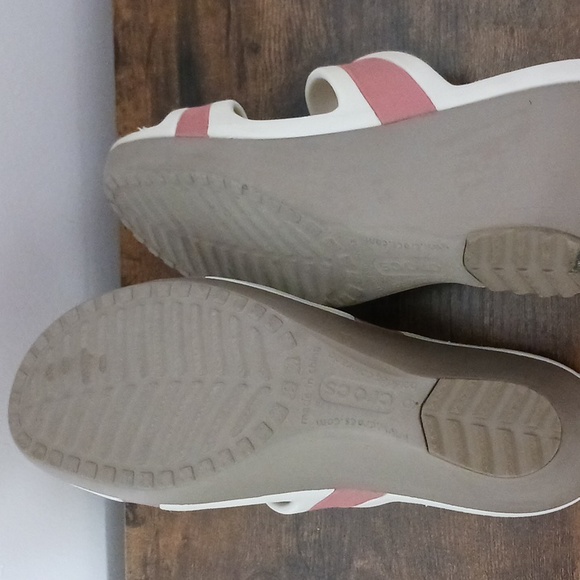 Crocs sandal open toe TAUPE  heel Pink across the front size 9 3in heel - Picture 4 of 4